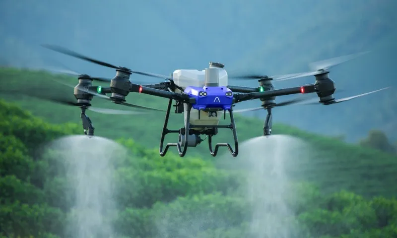 Drone da Agro Atlas Pulverizando