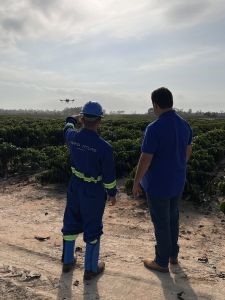 Piloto de drone da Agro Atlas explicando para o produtor rural