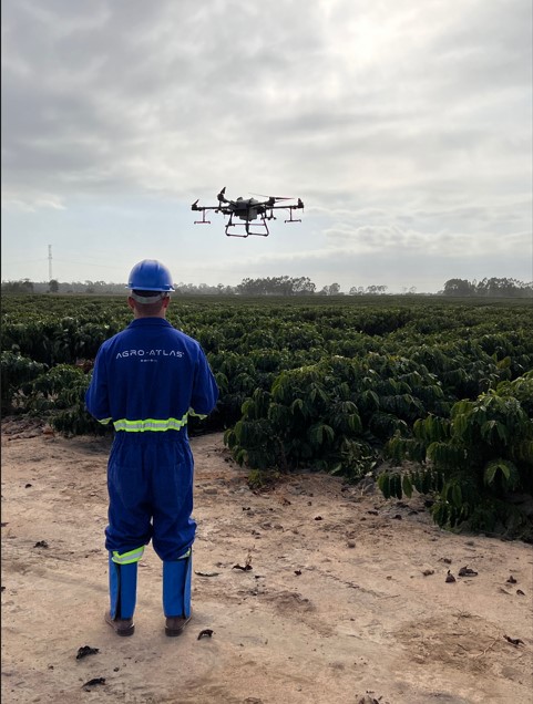 Operador da Agro Atlas Brasil voando com drone sobre plantaçãodronePiloto de 